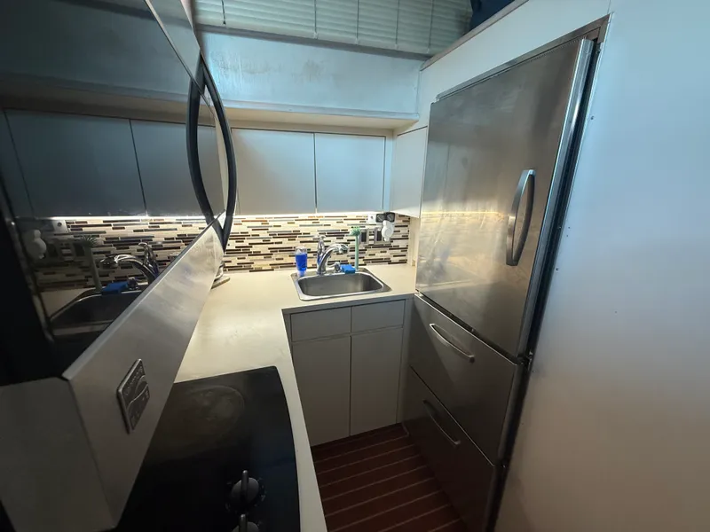 Slide: The Image of Hatteras 52 CMY 1990 - 24