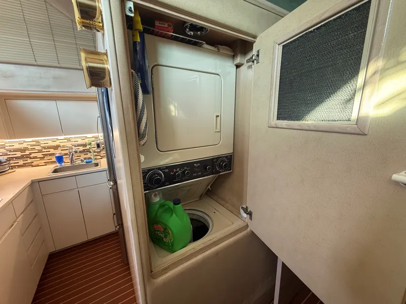 Slide: The Image of Hatteras 52 CMY 1990 - 25