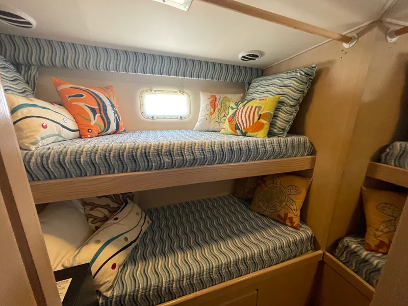 Slide: The Image of Hatteras 52 CMY 1990 - 5