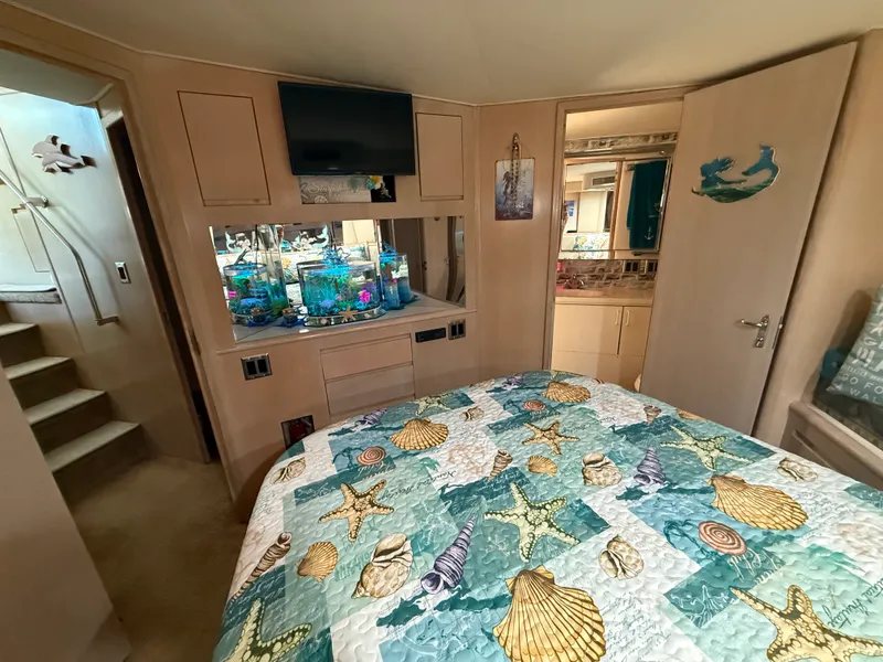 Slide: The Image of Hatteras 52 CMY 1990 - 9