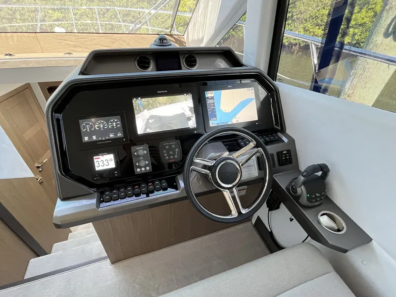 Slide: The Image of Galeon 500 FLY 2023 - 21