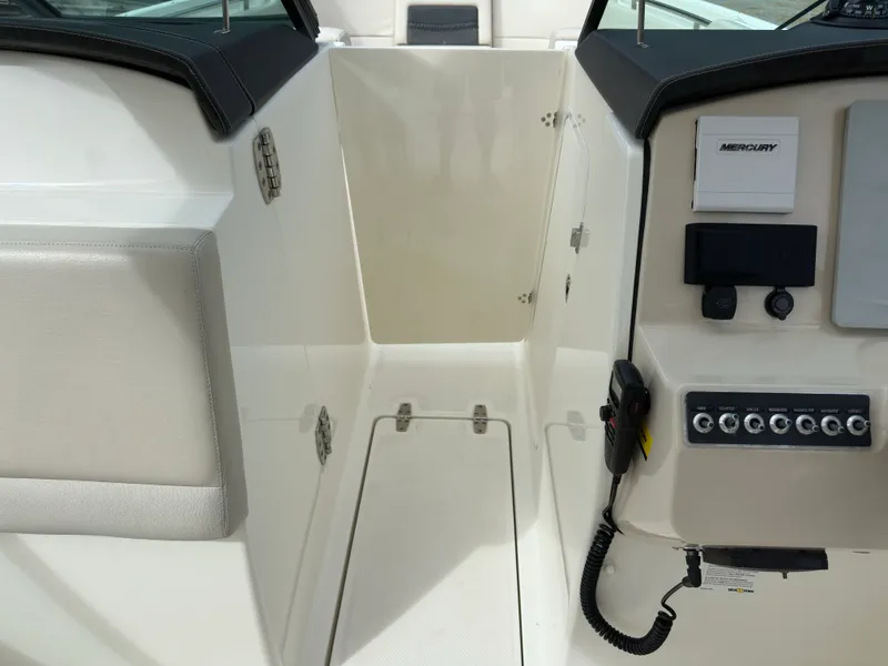 Slide: The Image of Boston Whaler 270 VANTAGE 2017 - 13