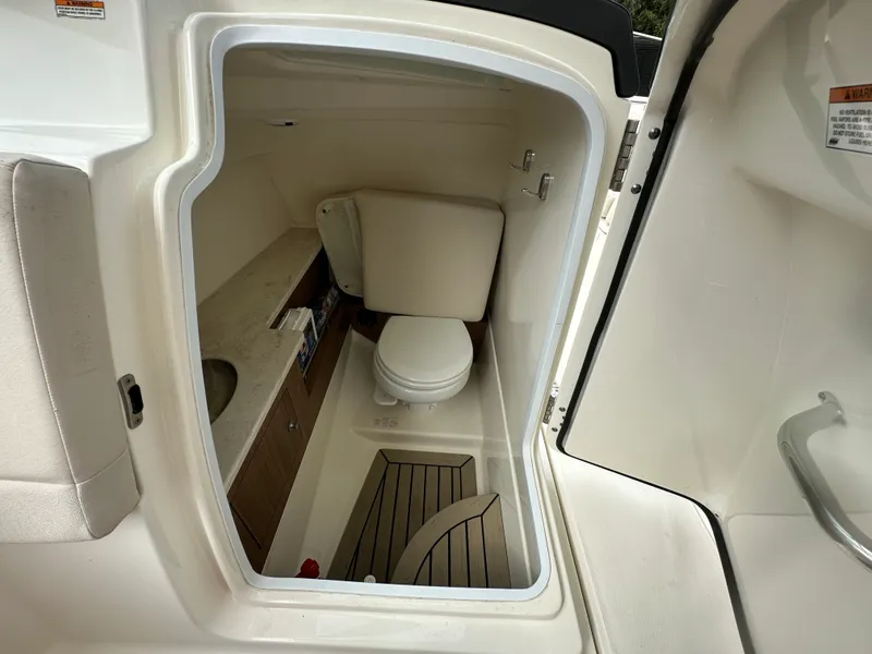 Slide: The Image of Boston Whaler 270 VANTAGE 2017 - 14