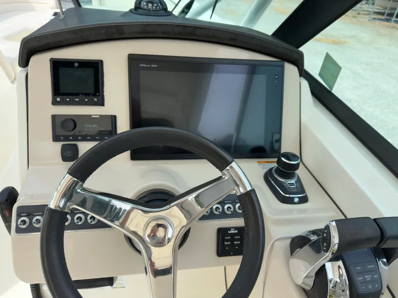 Slide: The Image of Boston Whaler 270 VANTAGE 2017 - 17