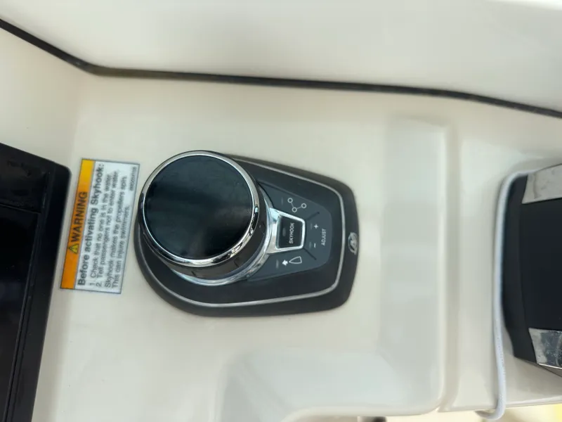 Slide: The Image of Boston Whaler 270 VANTAGE 2017 - 18