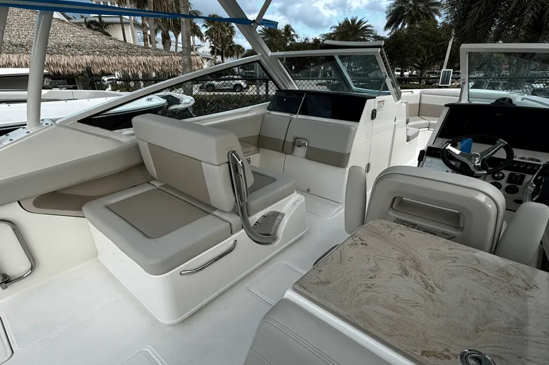 Slide: The Image of Boston Whaler 280 Vantage 2025 - 10