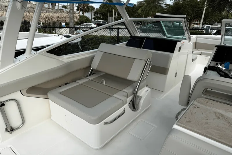 Slide: The Image of Boston Whaler 280 Vantage 2025 - 11