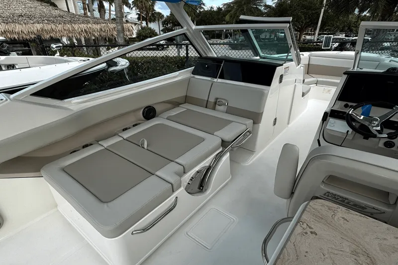 Slide: The Image of Boston Whaler 280 Vantage 2025 - 12