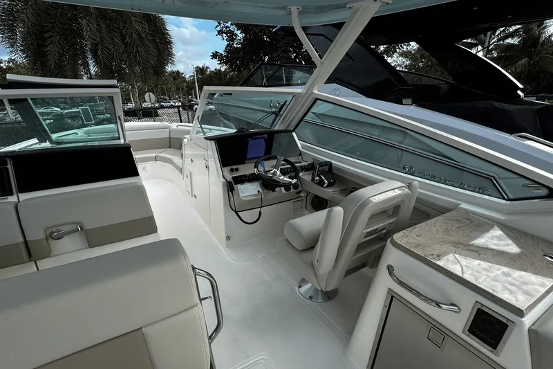 Slide: The Image of Boston Whaler 280 Vantage 2025 - 14