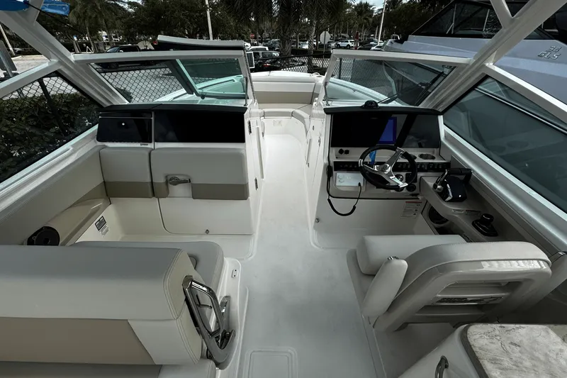 Slide: The Image of Boston Whaler 280 Vantage 2025 - 15