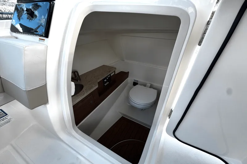 Slide: The Image of Boston Whaler 280 Vantage 2025 - 16