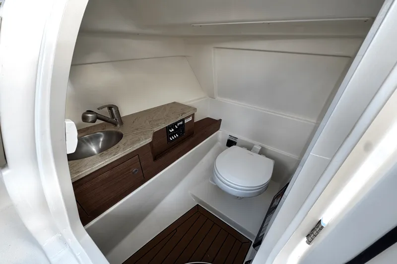 Slide: The Image of Boston Whaler 280 Vantage 2025 - 17