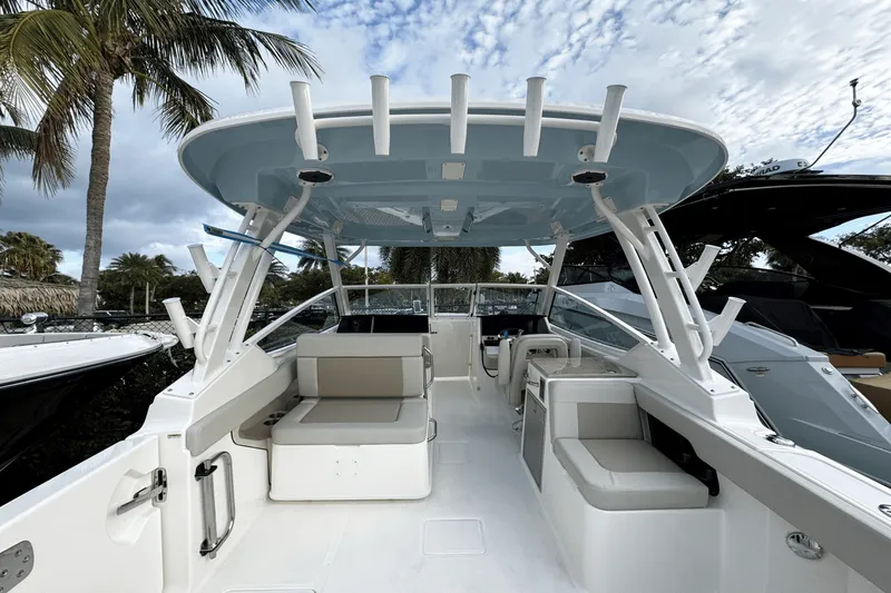Slide: The Image of Boston Whaler 280 Vantage 2025 - 2