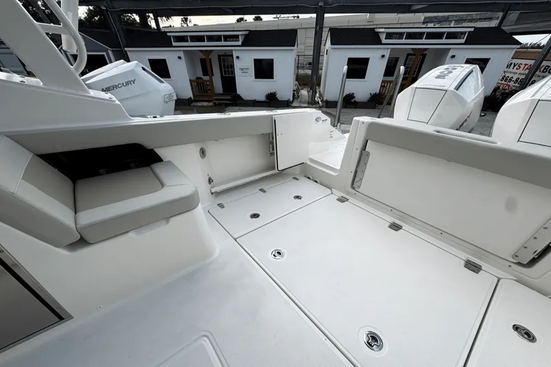 Slide: The Image of Boston Whaler 280 Vantage 2025 - 3