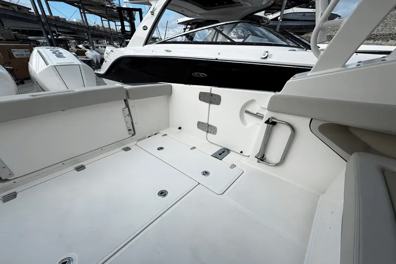 Slide: The Image of Boston Whaler 280 Vantage 2025 - 4