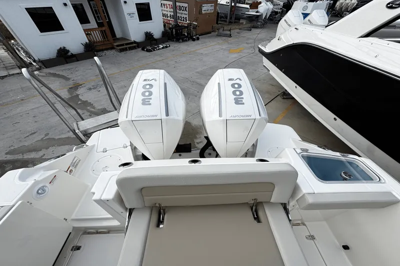 Slide: The Image of Boston Whaler 280 Vantage 2025 - 5