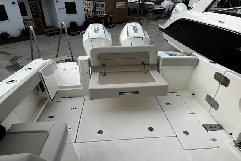 Slide: The Image of Boston Whaler 280 Vantage 2025 - 6