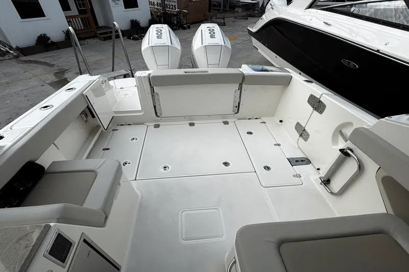 Slide: The Image of Boston Whaler 280 Vantage 2025 - 7