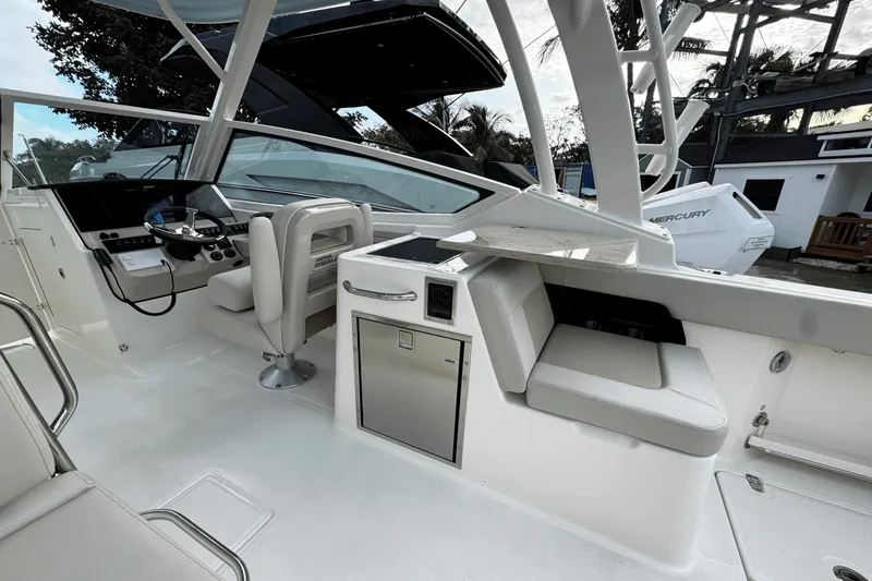 Slide: The Image of Boston Whaler 280 Vantage 2025 - 8