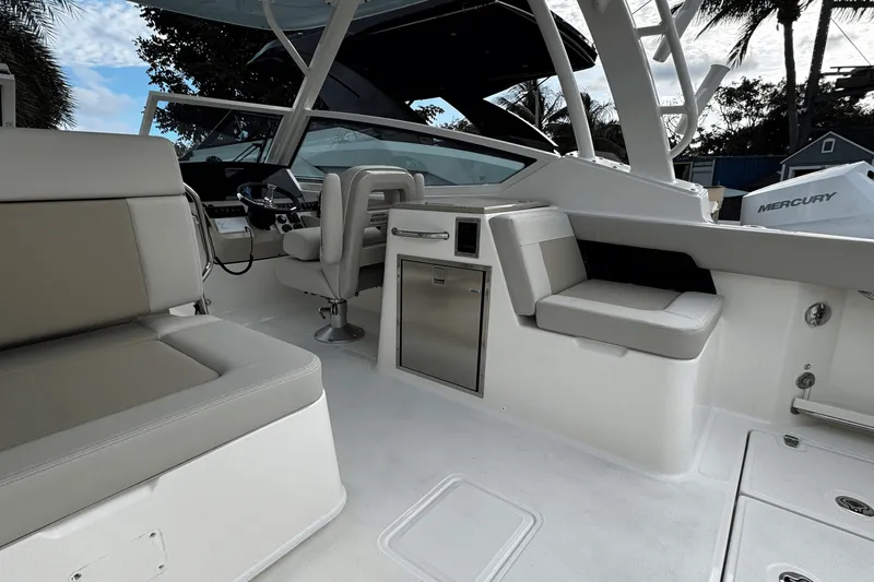 Slide: The Image of Boston Whaler 280 Vantage 2025 - 9