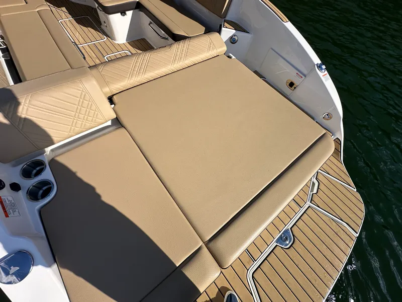 Slide: The Image of Sea Ray SDX 270 Surf 2025 - 41