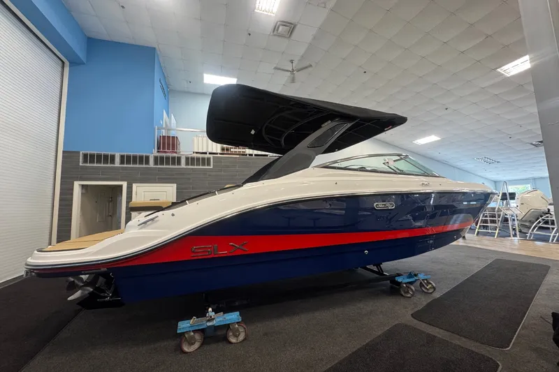 Slide: The Image of Sea Ray SLX 260 2026 - 18