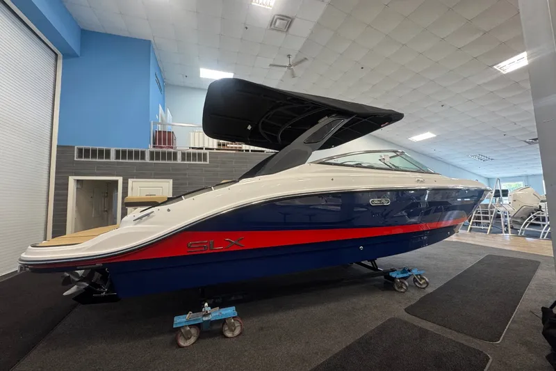 Slide: The Image of Sea Ray SLX 260 2026 - 19