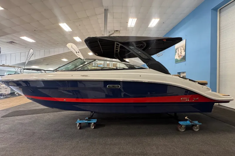 Slide: The Image of Sea Ray SLX 260 2026 - 2