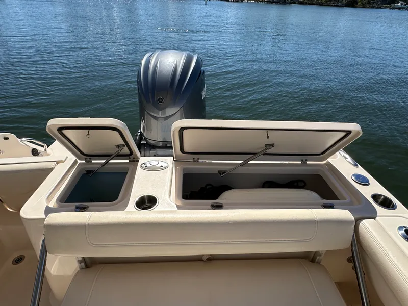 Slide: The Image of Grady-White 235 FREEDOM 2023 - 14