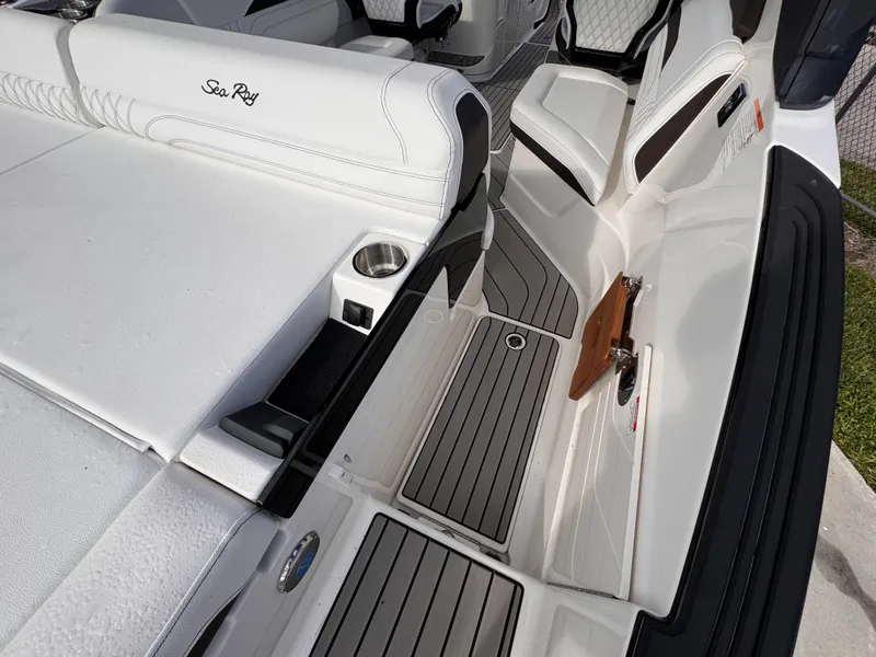 Slide: The Image of Sea Ray SLX 260 Outboard 2026 - 11