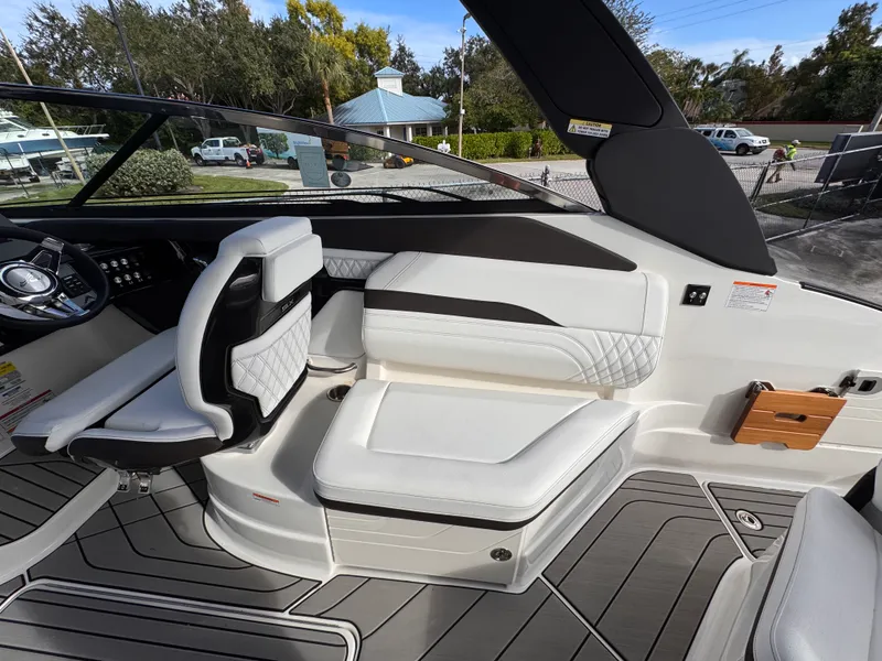 Slide: The Image of Sea Ray SLX 260 Outboard 2026 - 16