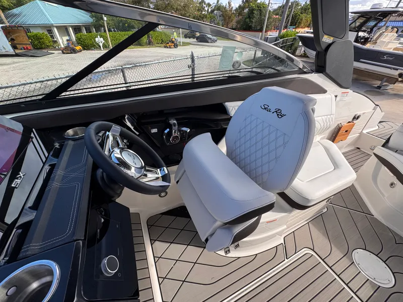 Slide: The Image of Sea Ray SLX 260 Outboard 2026 - 18