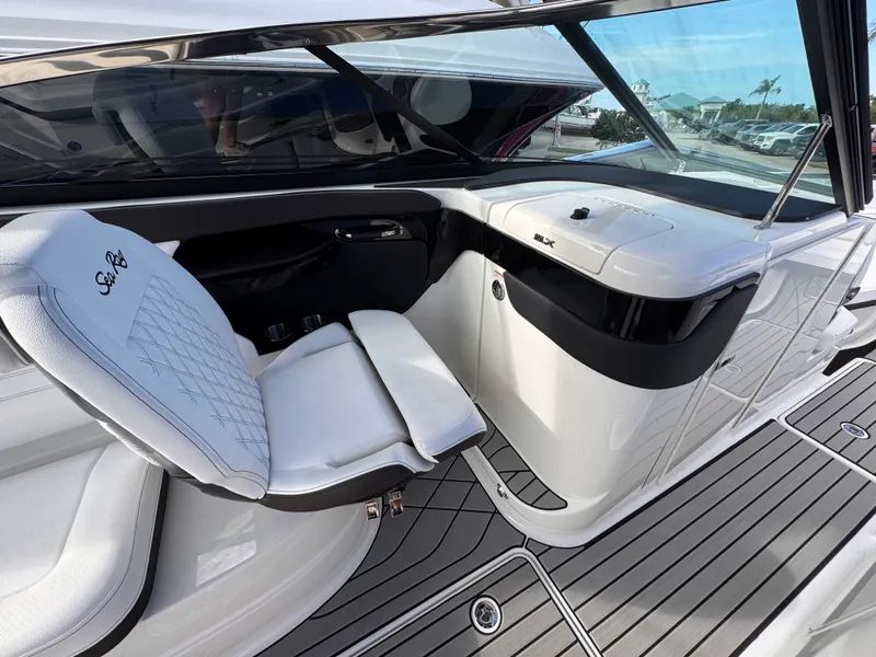 Slide: The Image of Sea Ray SLX 260 Outboard 2026 - 24