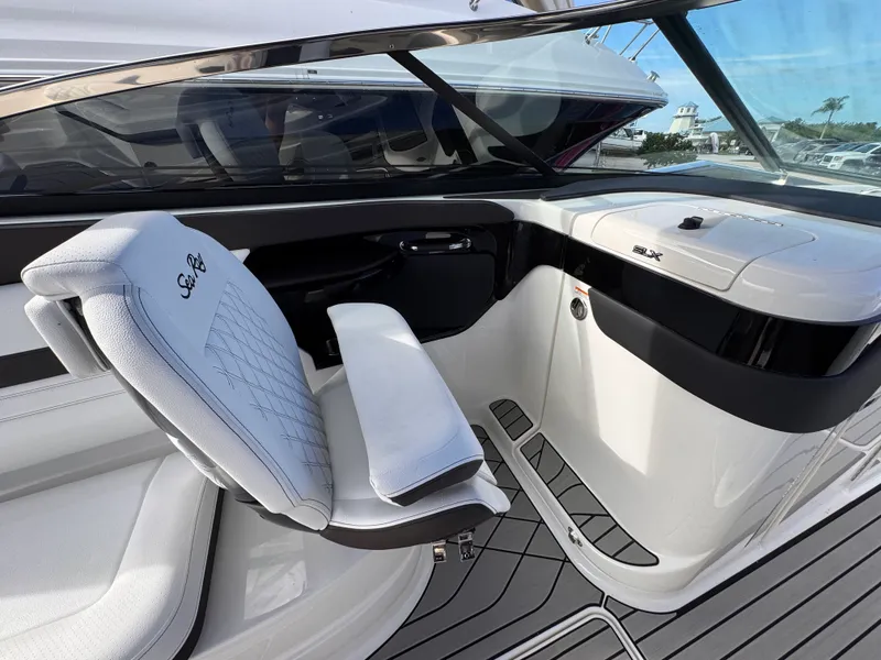 Slide: The Image of Sea Ray SLX 260 Outboard 2026 - 25