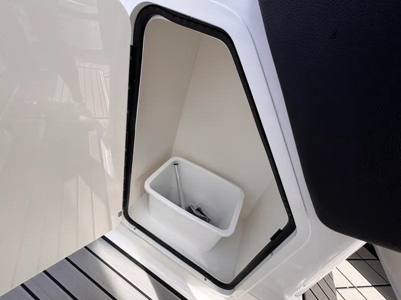 Slide: The Image of Sea Ray SLX 260 Outboard 2026 - 29