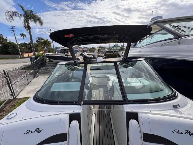 Slide: The Image of Sea Ray SLX 260 Outboard 2026 - 32