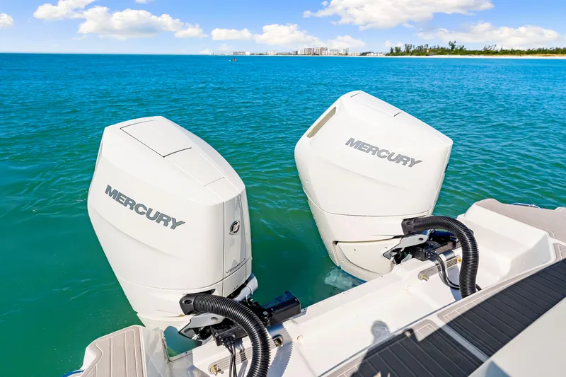 Slide: The Image of Sea Ray Sundancer 320 Outboard 2026 - 39