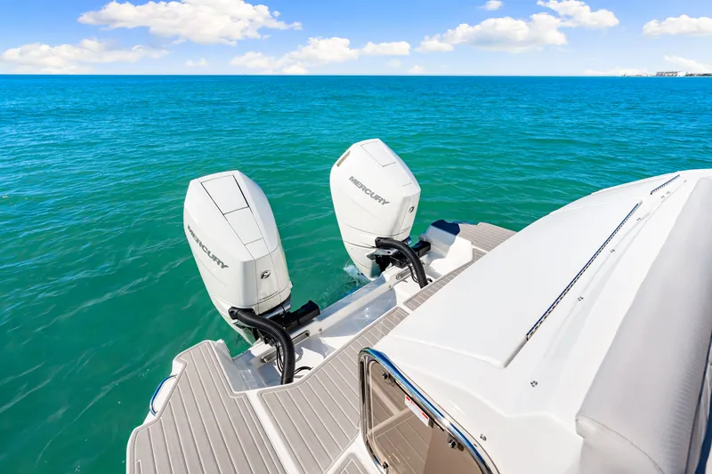 Slide: The Image of Sea Ray Sundancer 320 Outboard 2026 - 40