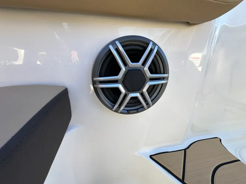 Slide: The Image of Sea Ray SDX 230 Surf 2026 - 10