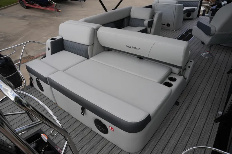 Slide: The Image of Harris Cruiser 230 2026 - 11