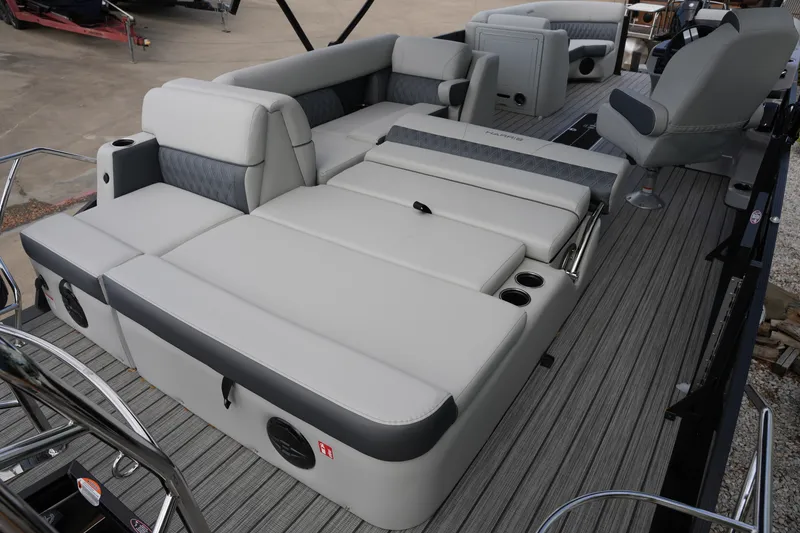 Slide: The Image of Harris Cruiser 230 2026 - 14