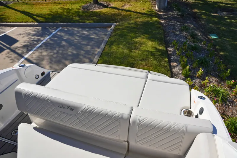 Slide: The Image of Sea Ray SDX 230 2026 - 10