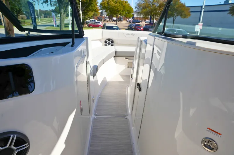Slide: The Image of Sea Ray SDX 230 2026 - 23