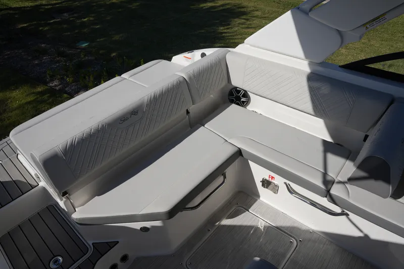 Slide: The Image of Sea Ray SDX 230 2026 - 11