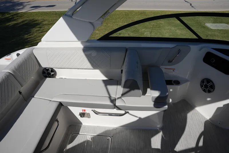 Slide: The Image of Sea Ray SDX 230 2026 - 12