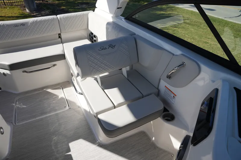 Slide: The Image of Sea Ray SDX 230 2026 - 13