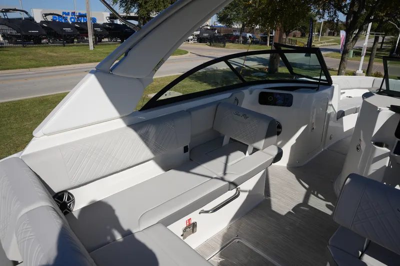 Slide: The Image of Sea Ray SDX 230 2026 - 14