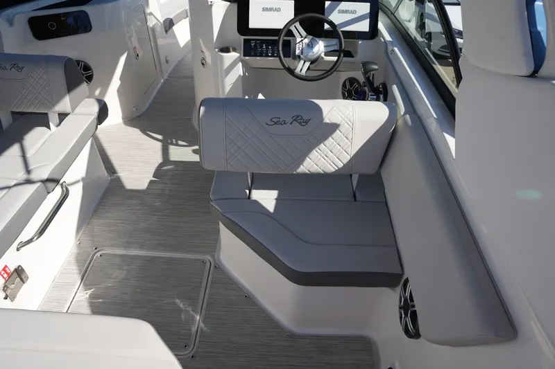 Slide: The Image of Sea Ray SDX 230 2026 - 15