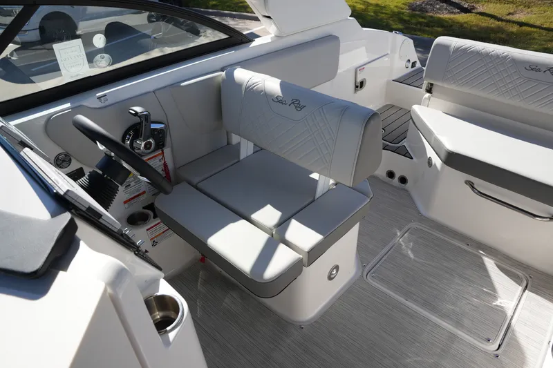 Slide: The Image of Sea Ray SDX 230 2026 - 16