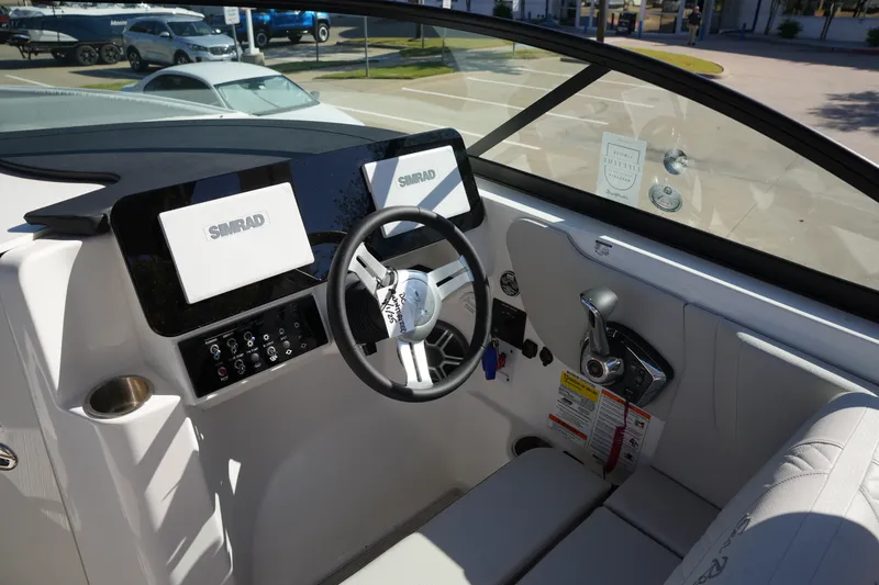 Slide: The Image of Sea Ray SDX 230 2026 - 17